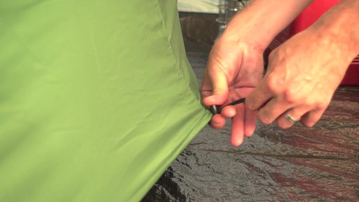 Guide Gear Queen Air Bed Fitted Cover / Sleeping Bag Green - image 3 from the video